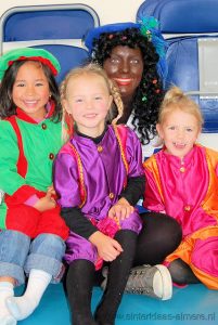 Kinderen willen op de foto met Zwarte Piet