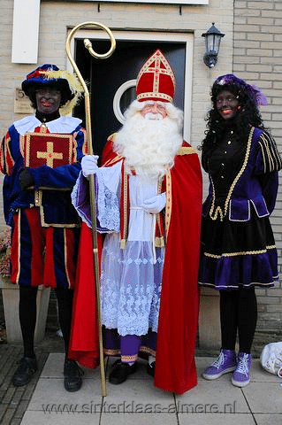 Sinterklaas op huisbezoek met twee Pieten